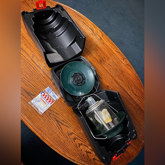 Coleman 2- Mantle Lantern w/Carry Case - Picture 4 of 6